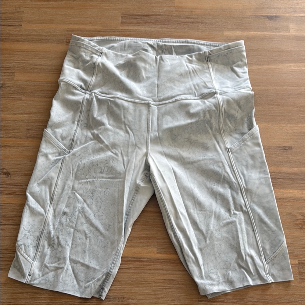 lululemon athletica blue water print Bike Shorts, size 8